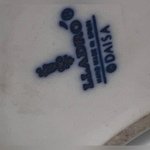 Vintage Llardo “girl Sitting with Lilies “a very rare Lladro a gorgeous gift! - Picture 9 of 9